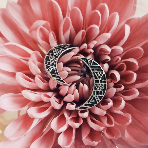 Jewelry - 🎉HP🎉Silver Crescent Moon Studs